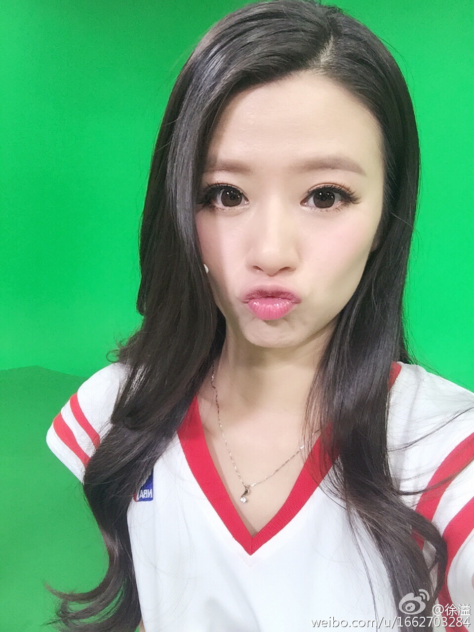 徐溢展示火箭中文球衣